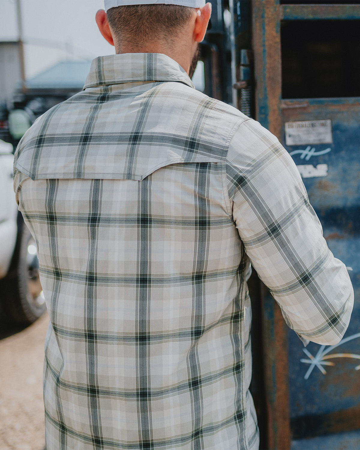 Camisa Western Leve em Modelo - Costas